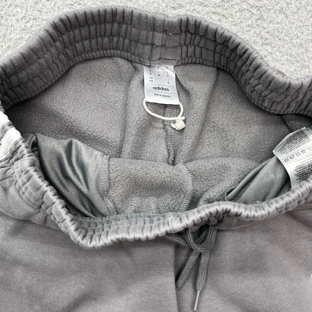 Adidas Essentials Fleece Sweatpants Mens M Gray 3 Stripe Tapered Cuff‎ Joggers